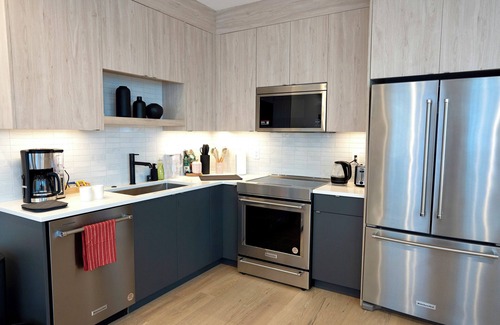 Broadway House | 3min Walk to Capitol Hill Station - Modern 3BR/3BA Townhome