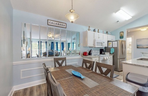 Calabash Condo | 3rd-floor golf course-front condo with inviting deck, beaches & golf nearby