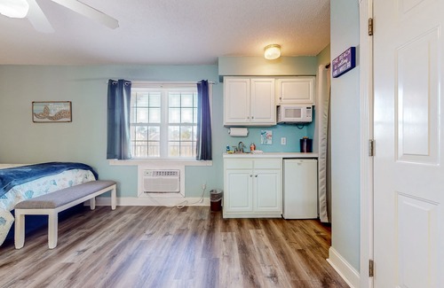 Calabash Apartment | 3rd-floor studio condo with streaming, AC & kitchenette - beaches & golf nearby