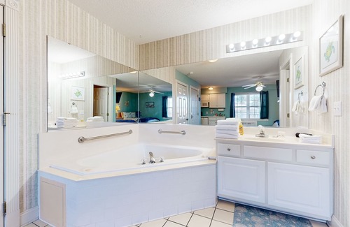 Calabash Apartment | 3rd-floor studio condo with streaming, AC & kitchenette - beaches & golf nearby