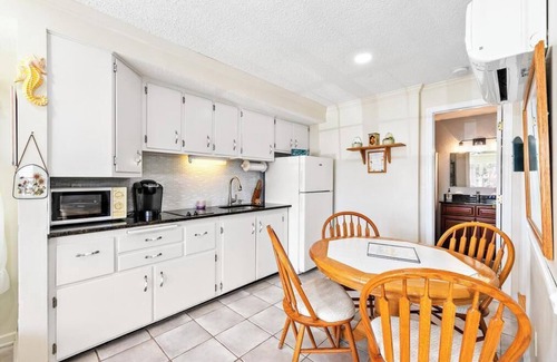 Beach Haven Apartment | 3rd to Beach*Beautiful,Victorian, covered Porch,heartof B.H,Across Veterans Prk