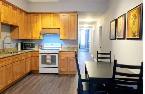 Armour Square Apartment | 4 #1S - 4 Bedroom/1.5 Bath Condo near McCormick Place, Wintrust Arena