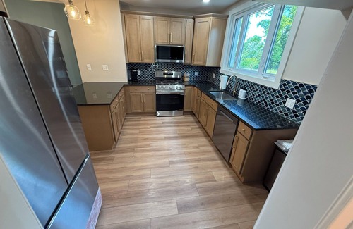 Marshall-Shadeland House | 4/3 Spacious Entire Home w Fenced Yard, Deck, Grill Pittsburgh, PA