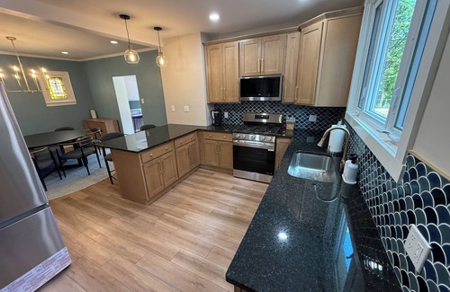 Marshall-Shadeland House | 4/3 Spacious Entire Home w Fenced Yard, Deck, Grill Pittsburgh, PA