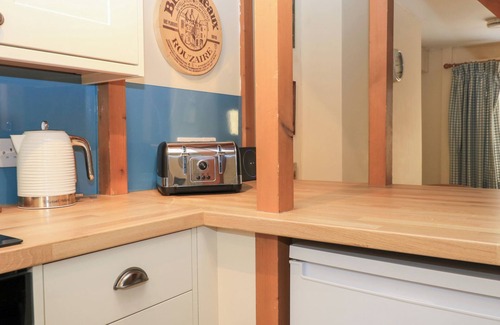 Lyme Regis Cottage | 4/5 GEORGES SQUARE, pet friendly, with open fire in Lyme Regis