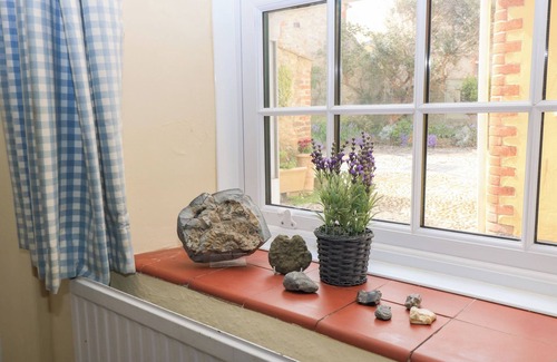 Lyme Regis Cottage | 4/5 GEORGES SQUARE, pet friendly, with open fire in Lyme Regis