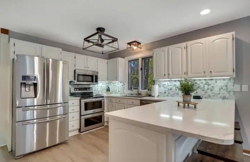 Bellaire House | 4,500 SQ FT Renovated Huge Group House Gaming Garage-Ski-Pool pass, Beach access
