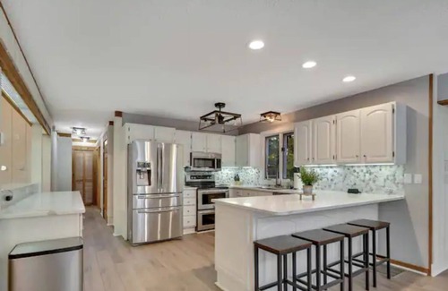 Bellaire House | 4,500 SQ FT Renovated Huge Group House Gaming Garage-Ski-Pool pass, Beach access