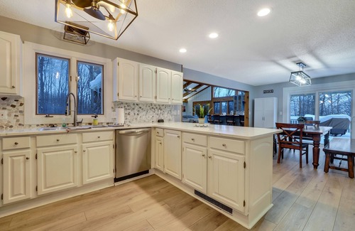 Bellaire House | 4,500 SQ FT Renovated Huge Group House Gaming Garage-Ski-Pool pass, Beach access