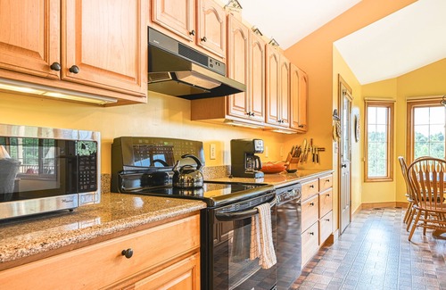 Livingston House | +4 acre lakefront retreat with private boat slip, wraparound porch, grill, & W/D