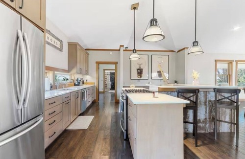 Zenda House | 4 Acres Retreat at Lake Geneva. Modern and Spacious - 5 Minutes to the Beach!