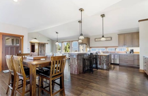 Zenda House | 4 Acres Retreat at Lake Geneva. Modern and Spacious - 5 Minutes to the Beach!