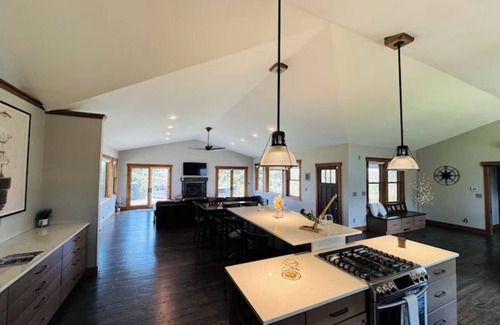 Zenda House | 4 Acres Retreat at Lake Geneva. Modern and Spacious - 5 Minutes to the Beach!