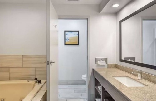 Mundelein Hotel | 4 Affordable Units Near Lakeview Beach & O'Hare | Free Breakfast Included