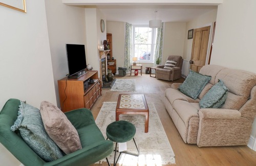 Stratford-upon-Avon Cottage | 4 ARTHUR ROAD, pet friendly, with a garden in Stratford-Upon-Avon