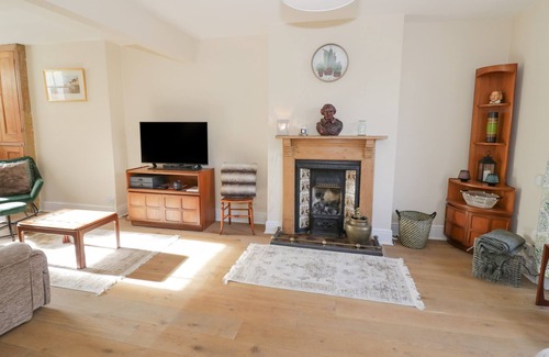 Stratford-upon-Avon Cottage | 4 ARTHUR ROAD, pet friendly, with a garden in Stratford-Upon-Avon