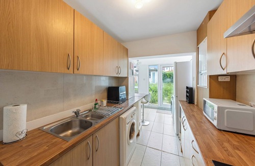 Gillingham House | 4 Bd House, Sleeps 8 with Garden-Tv-Internet