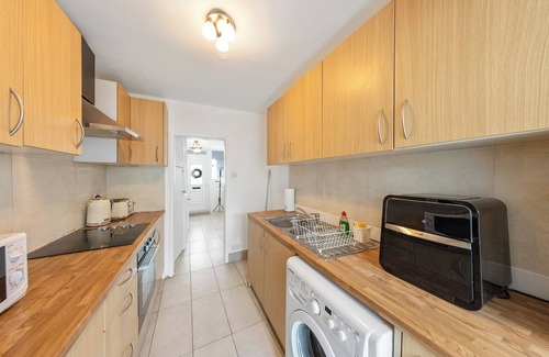 Gillingham House | 4 Bd House, Sleeps 8 with Garden-Tv-Internet