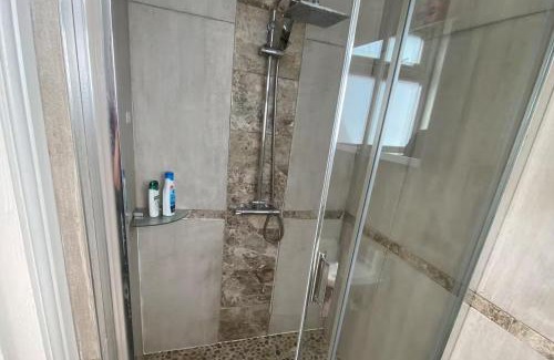 Gillingham House | 4 Bd House Sleeps 8 with Garden-Tv-Internet