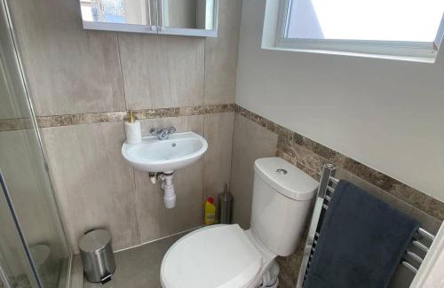 Gillingham House | 4 Bd House Sleeps 8 with Garden-Tv-Internet