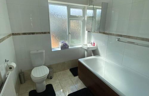 Gillingham House | 4 Bd House Sleeps 8 with Garden-Tv-Internet