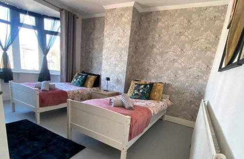 Gillingham House | 4 Bd House Sleeps 8 with Garden-Tv-Internet