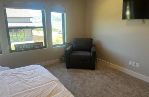 Park City Villa | 4 bd Ski Villa with Hot Tub and Bunk Room by lake!