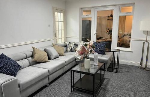 Oxford Villa | 4 BDR Home By Tranquil Ventures Short Lets & Serviced Accommodation Cowley With Games Area, On-Site Parking, Central Oxford