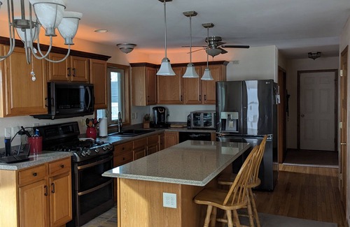 Oshkosh House | 4 Bdrm 3.5 Ba Finished Basement Great for EAA