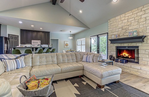 Austin House | 4 BDRM Hill Country Home with Pool Near Wineries!