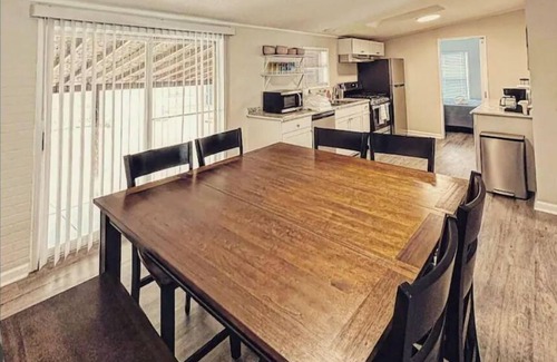 Geneva-on-the-Lake House | 4 BDRM Lake Ranch Sleeps 10 in the Heart of GOTL
