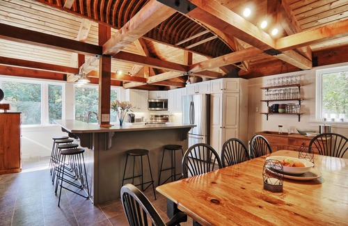 Bracebridge Cottage | 4 bdrm +loft, 3 bath, Island Property on Lake Muskoka! Beach Hut! Hot tub!