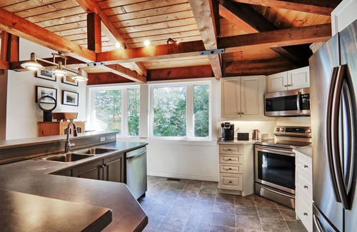 Bracebridge Cottage | 4 bdrm +loft, 3 bath, Island Property on Lake Muskoka! Beach Hut! Hot tub!