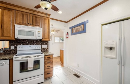 Commonwealth Park House | 4 bed/2 bath home with a 3-season sunroom with a variety of nice amenities