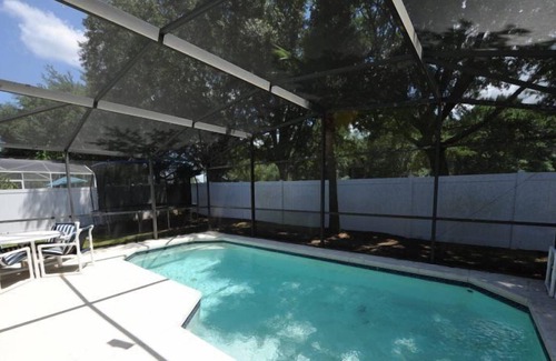 Wellington House | 4 bed 2 bath with Pool