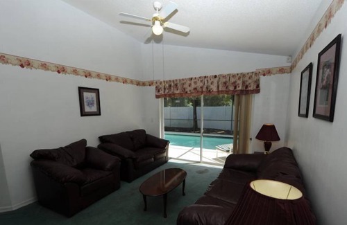 Wellington House | 4 bed 2 bath with Pool