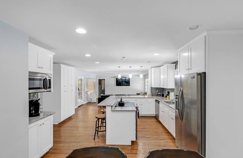 Athens House | 4 Bed 3 Ba Reno w/Saltwater Pool (Heated) n2 miles to Sanford Stadium/Downtown