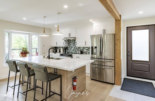 Muskoka Lakes Villa | 4 bed 3 bath cottage on Lake Muskoka