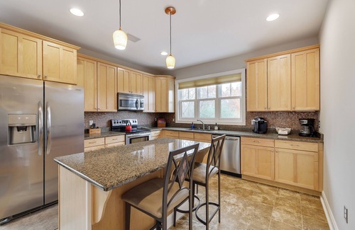 Lake Harmony House | 4 Bed 3 Bath single home with Hot Tub! Come for the Fall foliage and festivals!