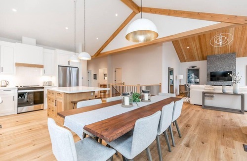 Port Carling Villa | 4 bed 4 bath Villa on Lake Muskoka