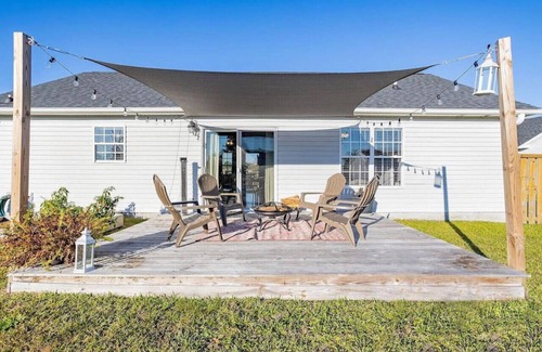 Murraysville Apartment | 4 Bed Beach Getaway! Fenced Yard + Garage Parking