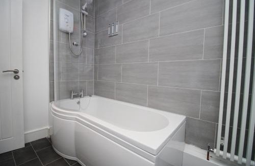 Landore Apartment | 4-Bed Contractor House - Street Parking