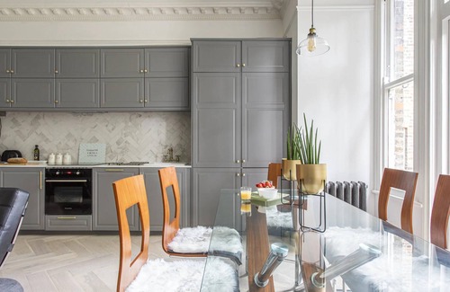 Ealing Apartment | 4-Bed Flat in West London, Sleeps 8, 8 min to Tube