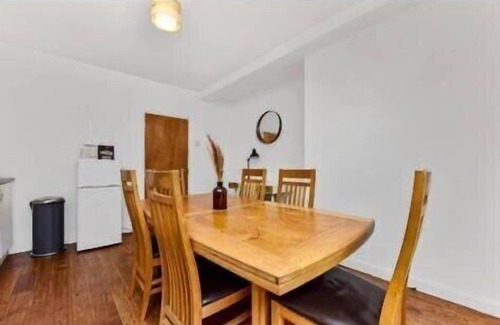 Elephant and Castle Apartment | 4 Bed Flat - Sleeps 10 - Pets - Parking