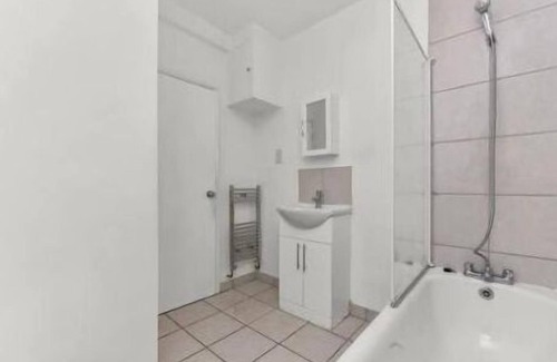 Elephant and Castle Apartment | 4 Bed Flat - Sleeps 10 - Pets - Parking