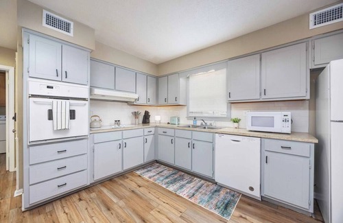 Columbus House | 4-Bed Haven Pool Table, Shuffleboard Massage Chair
