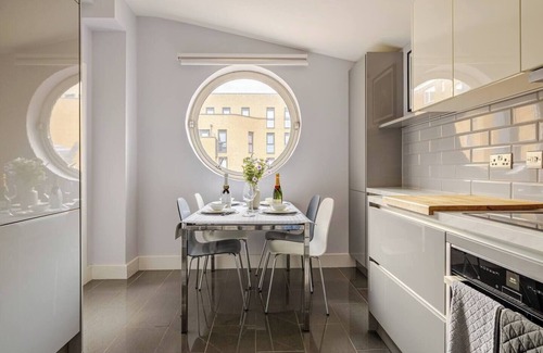 Wapping Apartment | 4 Bed High Rise Apartment Close to Tower Bridge with AC