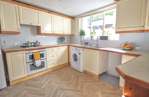 Folkestone House | 4 bed home 3 mins from harbour + sandy beach