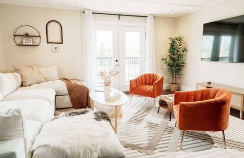 Kensington House | 4 Bed Home Along River Near DT, AC, Hot Tub