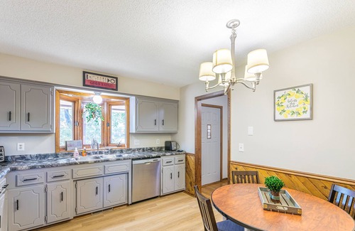 Plymouth House | 4 Bed home near downtown Minneapolis/airport, Views, Near MOA/MSP, quiet area